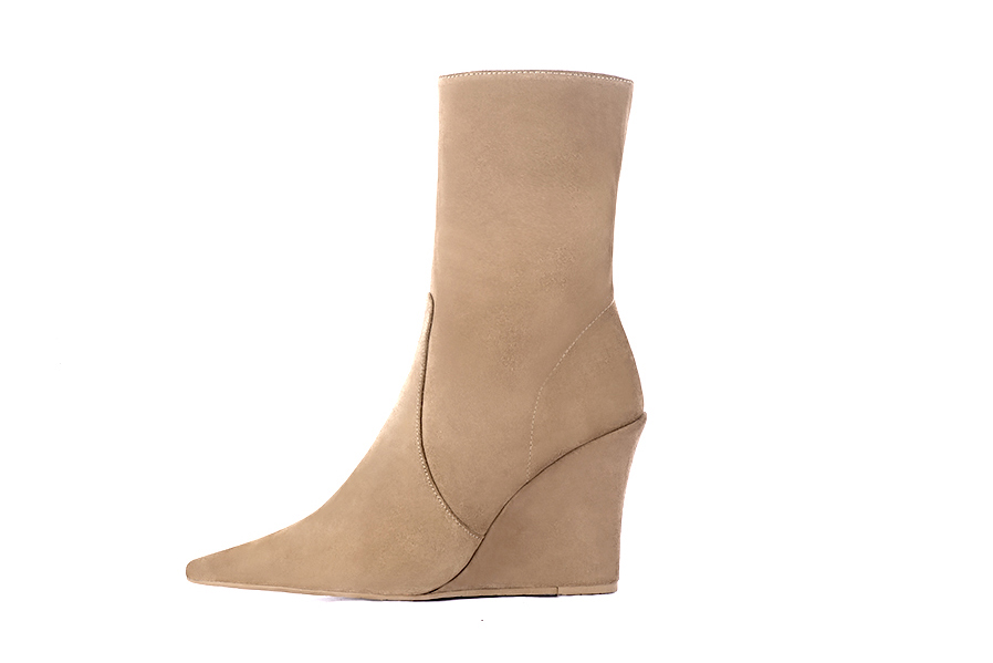 Tan beige women's ankle boots with a zip on the inside. Pointed toe. Very high wedge heels. Profile view - Florence KOOIJMAN